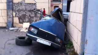 Illustration for article titled This is what happens when a Range Rover hits a wall at 120+ MPH